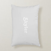 Niedlicher hellgrauer individuelle Name Monogramm Dekokissen (Vorderseite(Vertikal))