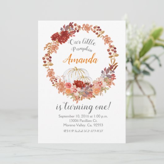 Niedlicher Herbst Pumpkin 1. Geburtstag Einladung (Stehend Vorderseite)