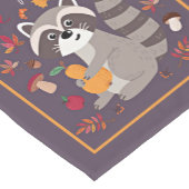 Niedlicher Herbsttracoon mit benutzerdefiniertem T Kurzer Tischläufer (Ecke)