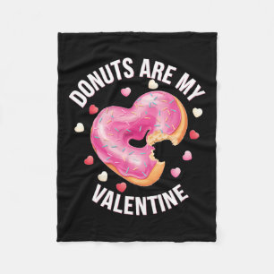 Niedlicher HerzDonut mit rosa Zuckerguss Valentine Fleecedecke