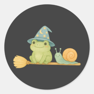Niedlicher Hexenfrosch im Zimmer mit SchneckenHall Runder Aufkleber