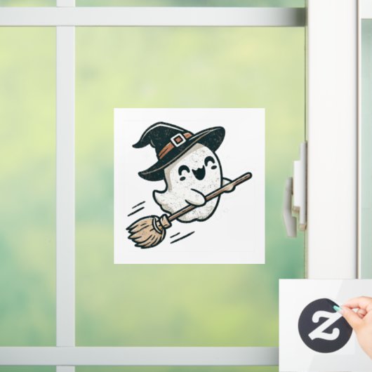 Niedlicher HexenGeist, der auf einem Besen fliegt Fensteraufkleber (Zuhause)