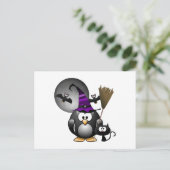 Niedlicher Hexenpinguin mit Halloween-Szene Postkarte (Stehend Vorderseite)