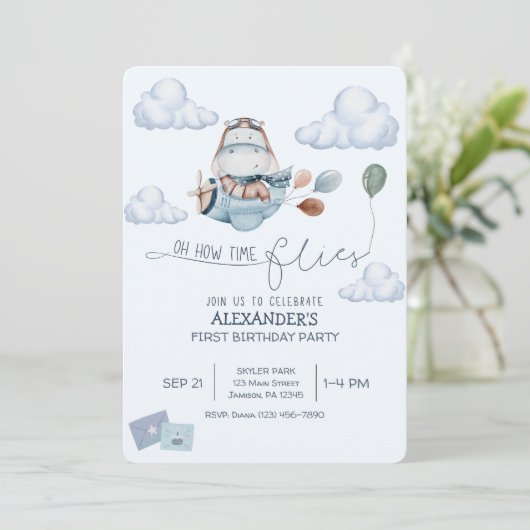 Niedlicher Hippo, Flugzeug & Wolken, Blauer erster Einladung (Stehend Vorderseite)