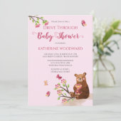 Niedlicher Honigbärantrieb durch Girl Baby Dusche  Einladung (Stehend Vorderseite)