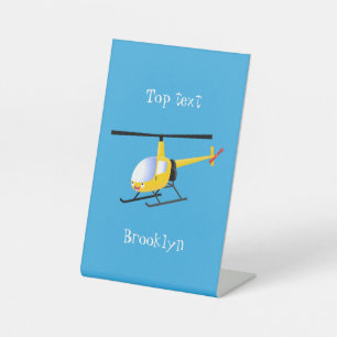 Niedlicher Hubschrauber mit gelbem Cartoon Sockelschild