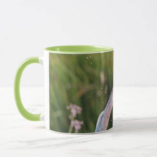 Niedlicher Hummingbird im Forelle Tasse Cup (Links)