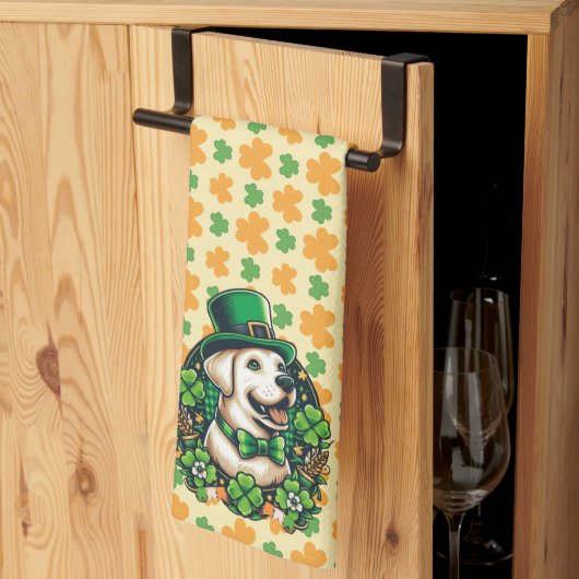 Niedlicher Hund am Sankt Patrick Geschirrtuch (Drittel gefaltet)