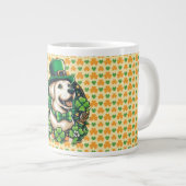Niedlicher Hund am Sankt Patrick Jumbo-Tasse (Vorderseite Rechts)