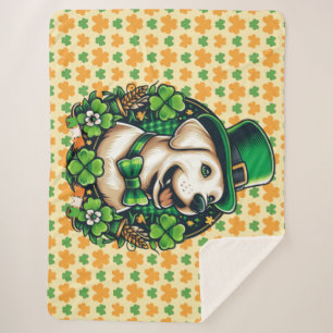 Niedlicher Hund am Sankt Patrick Sherpadecke