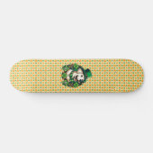 Niedlicher Hund am Sankt Patrick Skateboard (Horizontal)