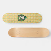 Niedlicher Hund am Sankt Patrick Skateboard (Horizontal)