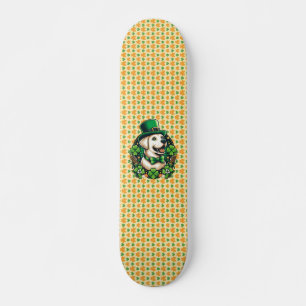 Niedlicher Hund am Sankt Patrick Skateboard