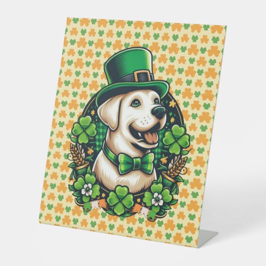Niedlicher Hund am Sankt Patrick Sockelschild (Vorderseite)