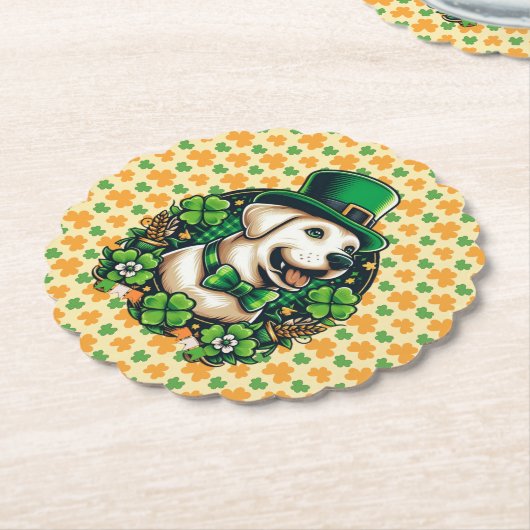 Niedlicher Hund am Sankt Patrick Untersetzer (angewinkelt)