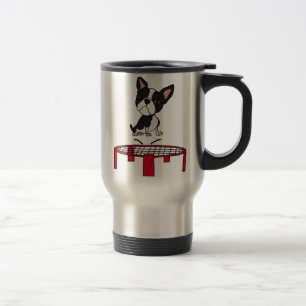 Niedlicher Hund Bostons Terrie auf Reisebecher