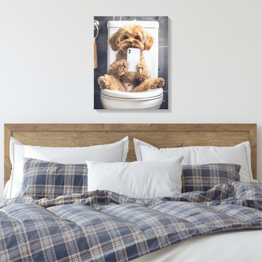 Niedlicher Hund Checks Telefon in der Toilette Leinwanddruck (Insitu (Schlafzimmer))