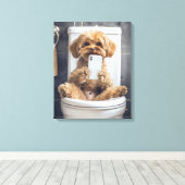 Niedlicher Hund Checks Telefon in der Toilette Leinwanddruck (Insitu (Holzboden))