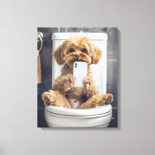 Niedlicher Hund Checks Telefon in der Toilette Leinwanddruck (Vorderseite)