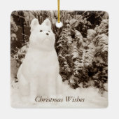 niedlicher Hund, der bei Weihnachten mit Schneeman Keramikornament (Rückseite)