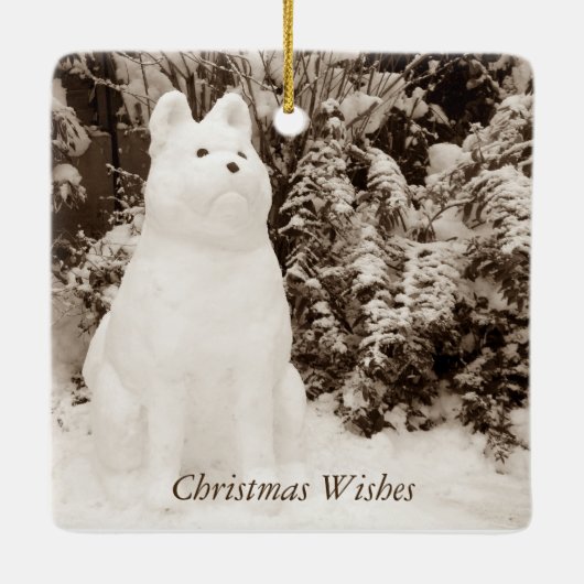 niedlicher Hund, der bei Weihnachten mit Schneeman Keramikornament (Rückseite)