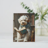 Niedlicher Hund, der ein Buch liest Postkarte (Stehend Vorderseite)