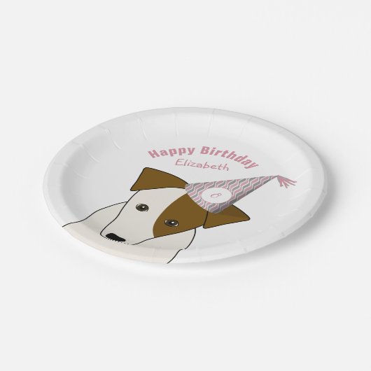niedlicher Hund, der Party trägt, hat einen rosa g Pappteller (Schrägansicht)