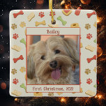 Niedlicher Hund Erste Weihnachten Personalisiert Keramikornament<br><div class="desc">Das Foto Ihres Hundes,  personalisiert mit Namen und Datum,  umgeben von einem lustigen Muster von Hundes Leckereien. Macht ein großartiges Hundefreund-Geschenk.</div>