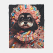 Niedlicher Hund in einem gekleideten Kleid Fleecedecke (Vorderseite)
