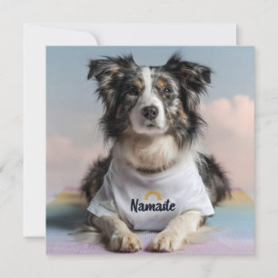 Niedlicher Hund in einem "Namaste"-T - Shirt auf e Feiertagskarte