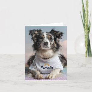 Niedlicher Hund in einem "Namaste"-T - Shirt auf e Feiertagskarte