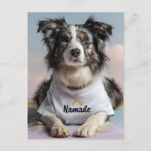 Niedlicher Hund in einem "Namaste"-T - Shirt auf e Feiertagspostkarte