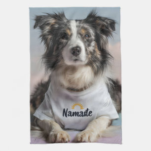 Niedlicher Hund in einem "Namaste"-T - Shirt auf e Geschirrtuch
