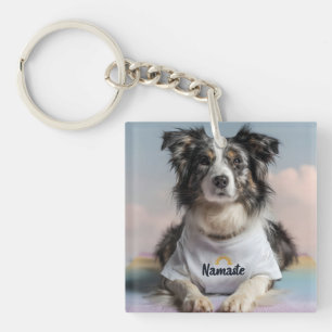 Niedlicher Hund in einem "Namaste"-T - Shirt auf e Schlüsselanhänger