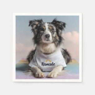 Niedlicher Hund in einem "Namaste"-T - Shirt auf e Serviette