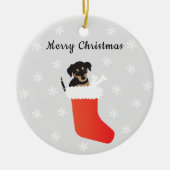 Niedlicher Hund in einem Strumpf Schneeflocken Keramik Ornament (Vorne)