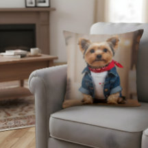 Niedlicher Hund in einer Jean Jacket