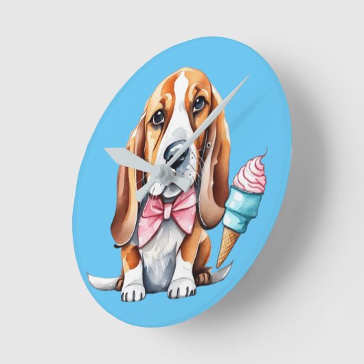 Niedlicher Hund isst Eis Runde Wanduhr (Winkel)