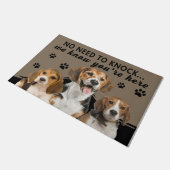 Niedlicher Hund, keine Notwendigkeit zu klopfen wi Fußmatte (Schrägansicht)