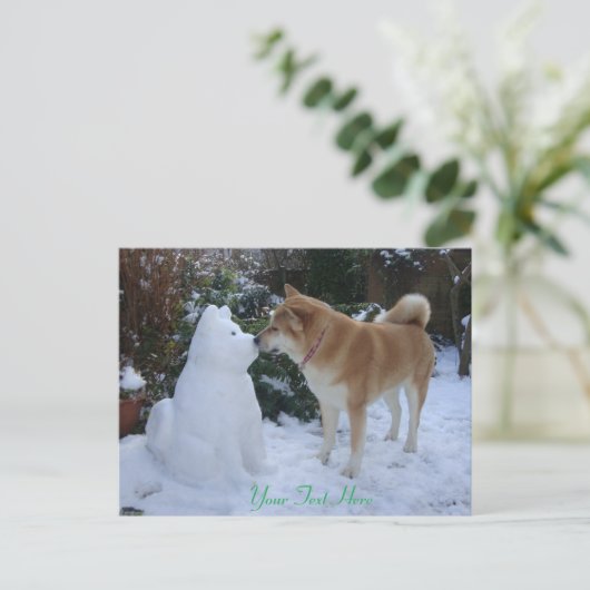 niedlicher Hund küsst Schneeszene bei Weihnachten Postkarte (Stehend Vorderseite)