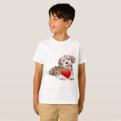 Niedlicher Hund mit Herzgeschenk T - Shirt (Vorne ganz)