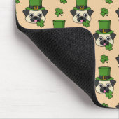 Niedlicher Hund mit Hut und Kleeblatt St Patrick's Mousepad (Ecke)