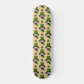 Niedlicher Hund mit Hut und Kleeblatt St Patrick's Skateboard (Vorne)
