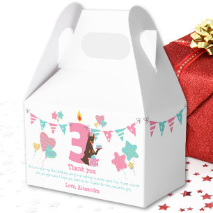 Niedlicher Hund mit Kuchen neben Nummer Drei Gebur Geschenkschachtel
