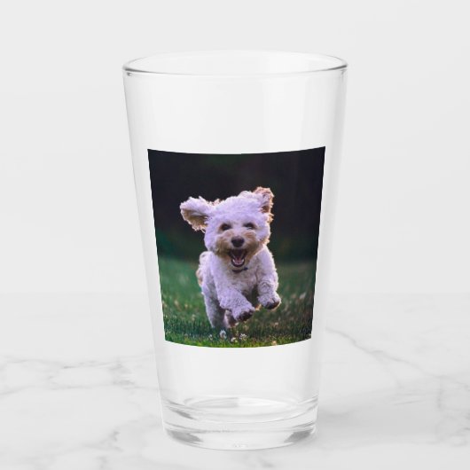 Niedlicher Hund mit weißem Löffel Glas (Vorderseite)