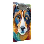 Niedlicher Hund nah Mini Klemmbrett (Schrägansicht)