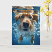 Niedlicher Hund Schwimmen unter Wasser Leere Gruß Karte (Gelbe Blume)