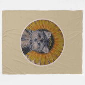 Niedlicher Hund, Sonnenblume auf hellbeige Fleecedecke (Vorderseite (Horizontal))