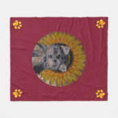 Niedlicher Hund, Sonnenblumen und Goldpfeifen Fleecedecke (Vorderseite (Horizontal))