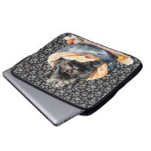 NIEDLICHER HUND VON AFFENPINSCHER IM BETT LAPTOPSCHUTZHÜLLE (Vorne Knopf)